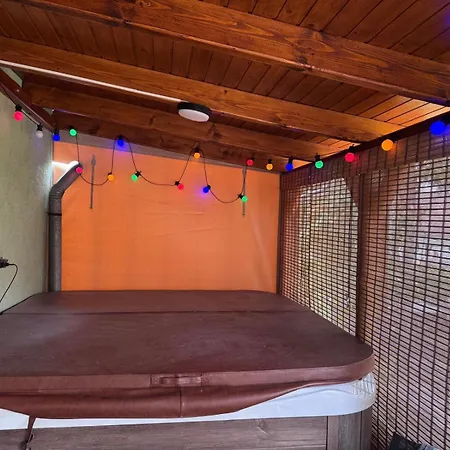 Nola Vendeghaz Case de vacanță