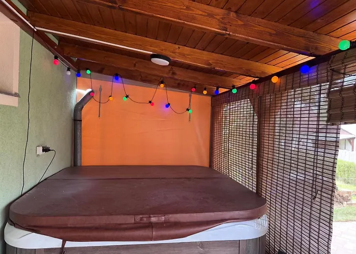 Nola Vendeghaz Case de vacanță